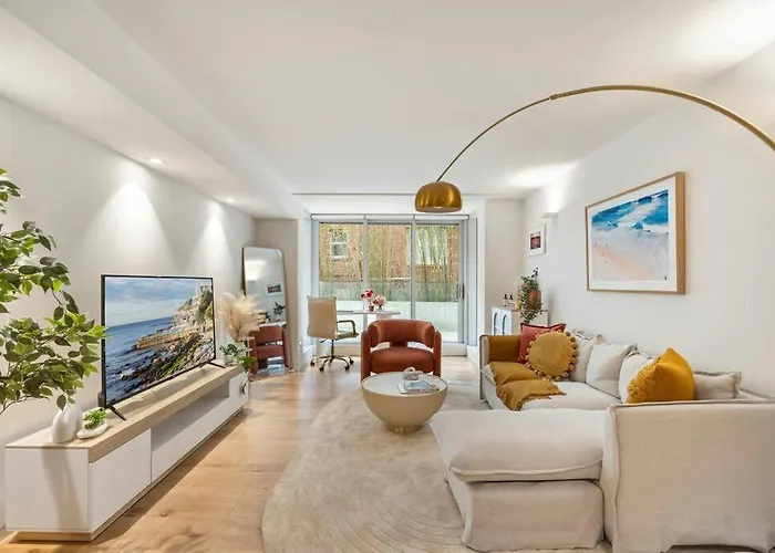 Pacific Chic Luxury Pad - Beachfront Aircon Lift