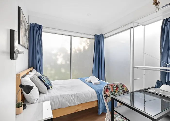 Modern Double Room - Mins To Airport - Shared Bathroom