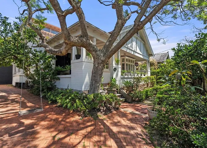 Spacious Garden Retreat-Opposite Centennial Park!