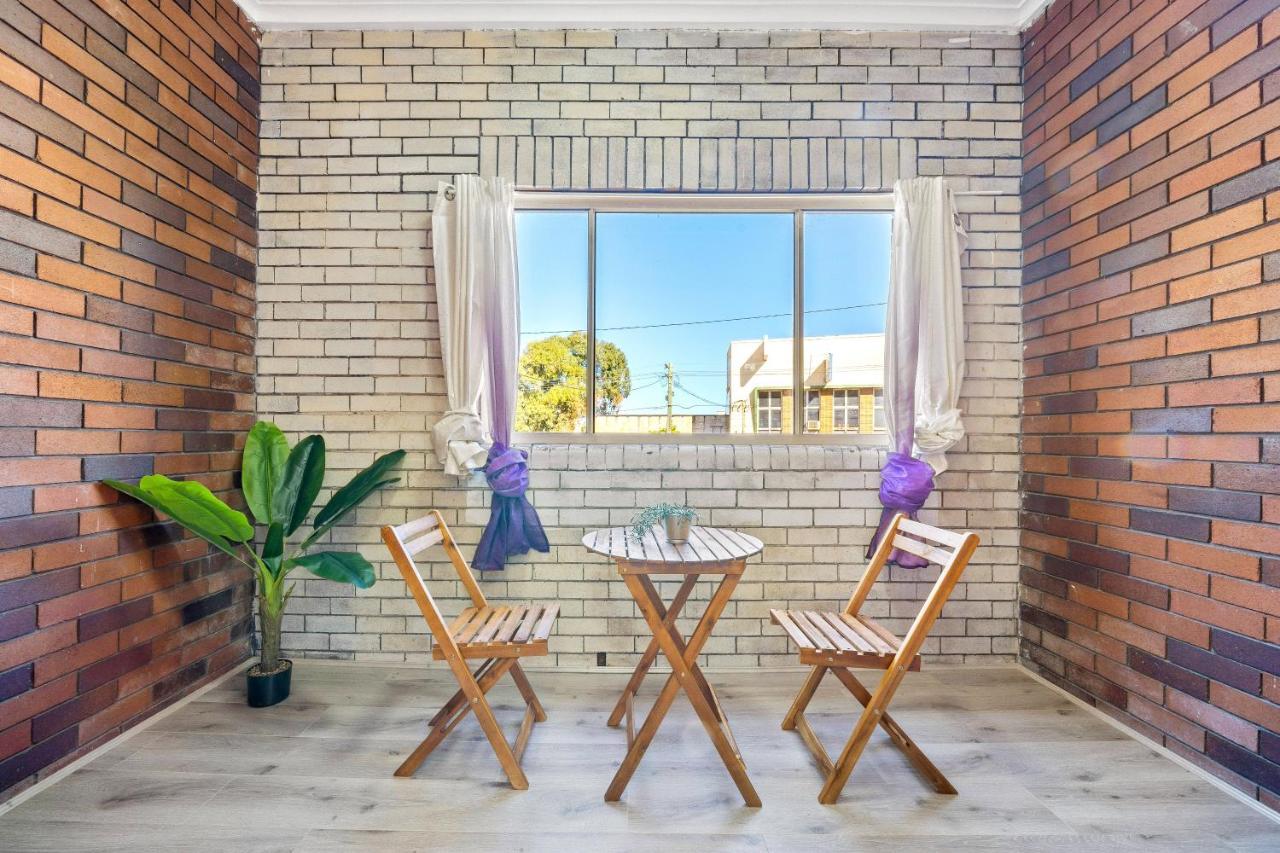 Burwood Lovely 2-bedroom Unit With Free Parking Apartment *