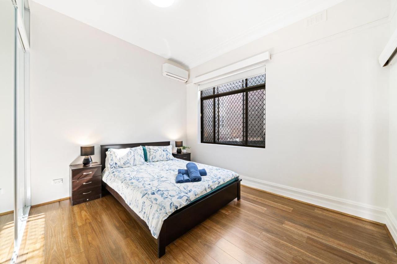4 Bedroom House 500m To Drummoyne Bay Run Ferienhaus