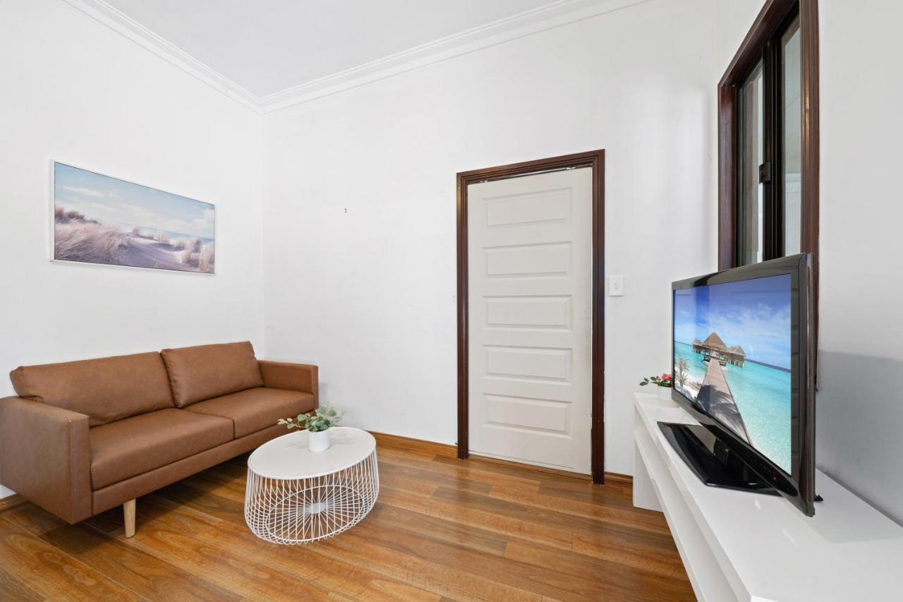Spacious 1 Bedroom With Free Parking