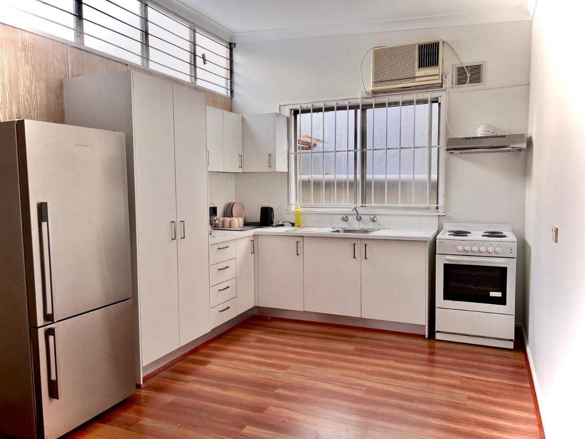 Huge Place Near To Beach, Airport, Train & Shoppings Apartment *