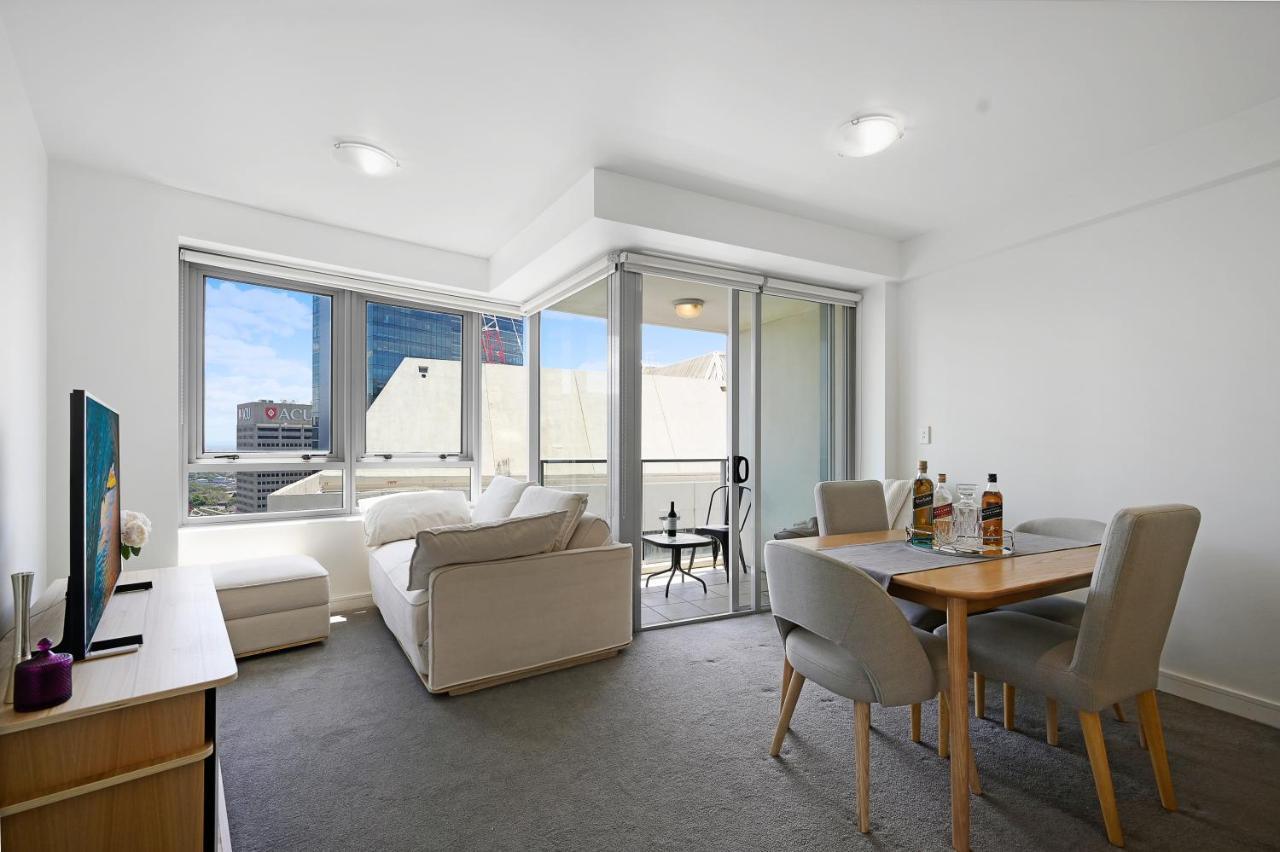 The Alexander - Harbour Views, Parking, Pool, 24hr Concierge Sydney