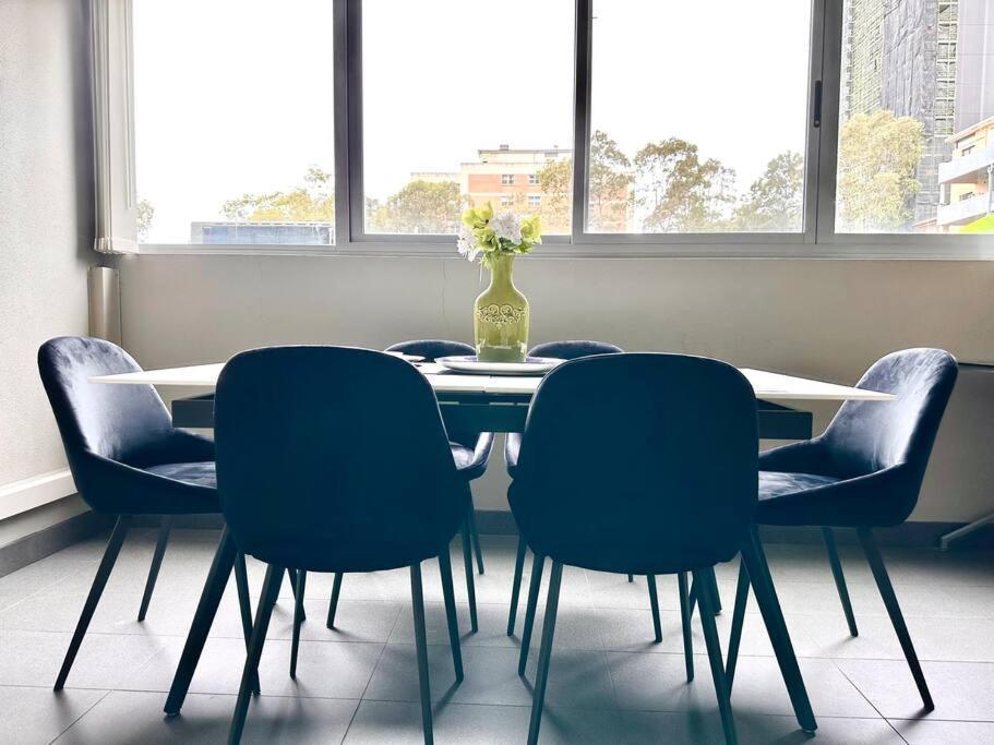 Airbnb - Burwood - Walk To Station - 2 Beds Apt Apartment *