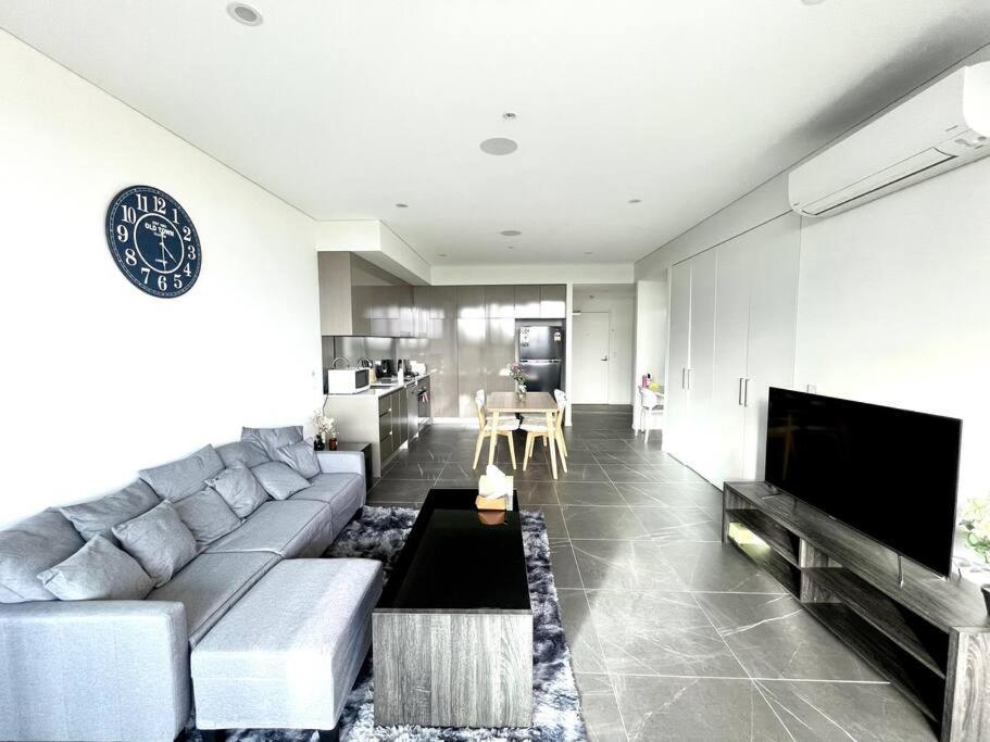 Apartment High Floor Skyline View 2br Close2olympic Park Sydney