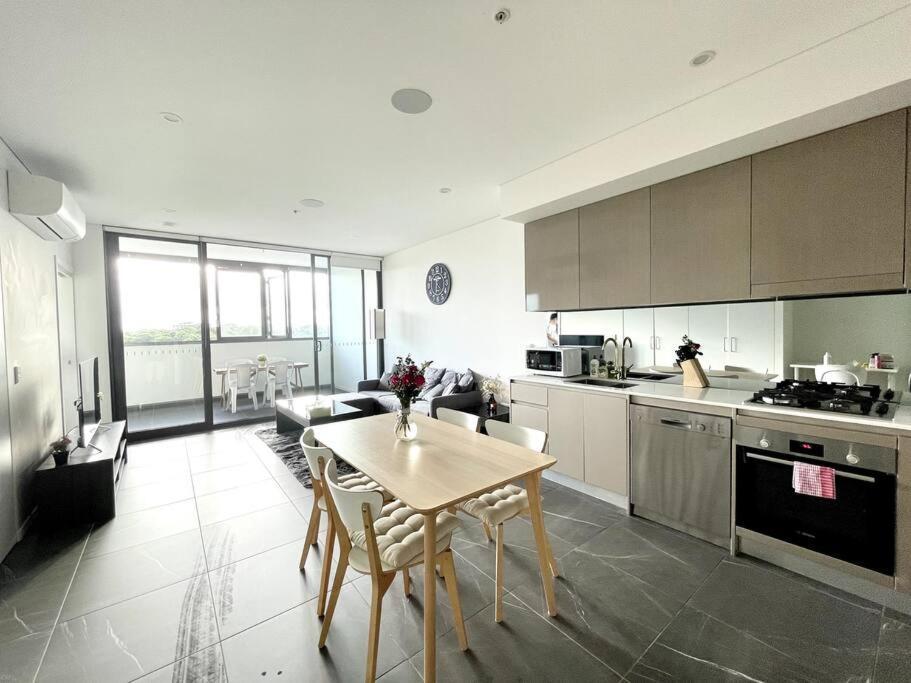 High Floor Skyline View 2br Close2olympic Park Apartment *