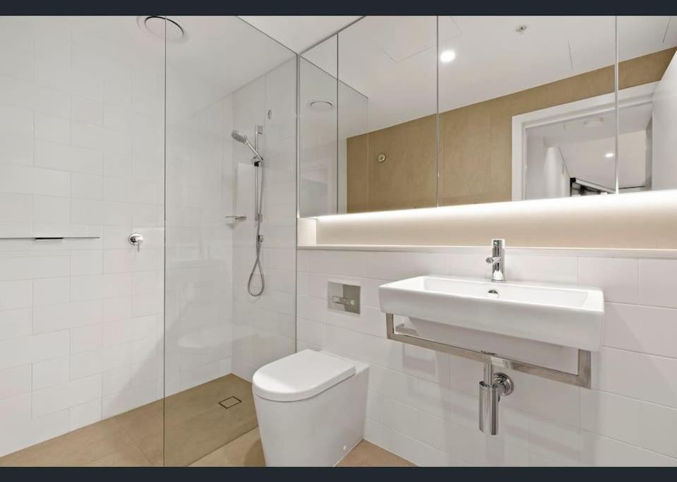 Cbd Luxury Furnished & Views Apartment *