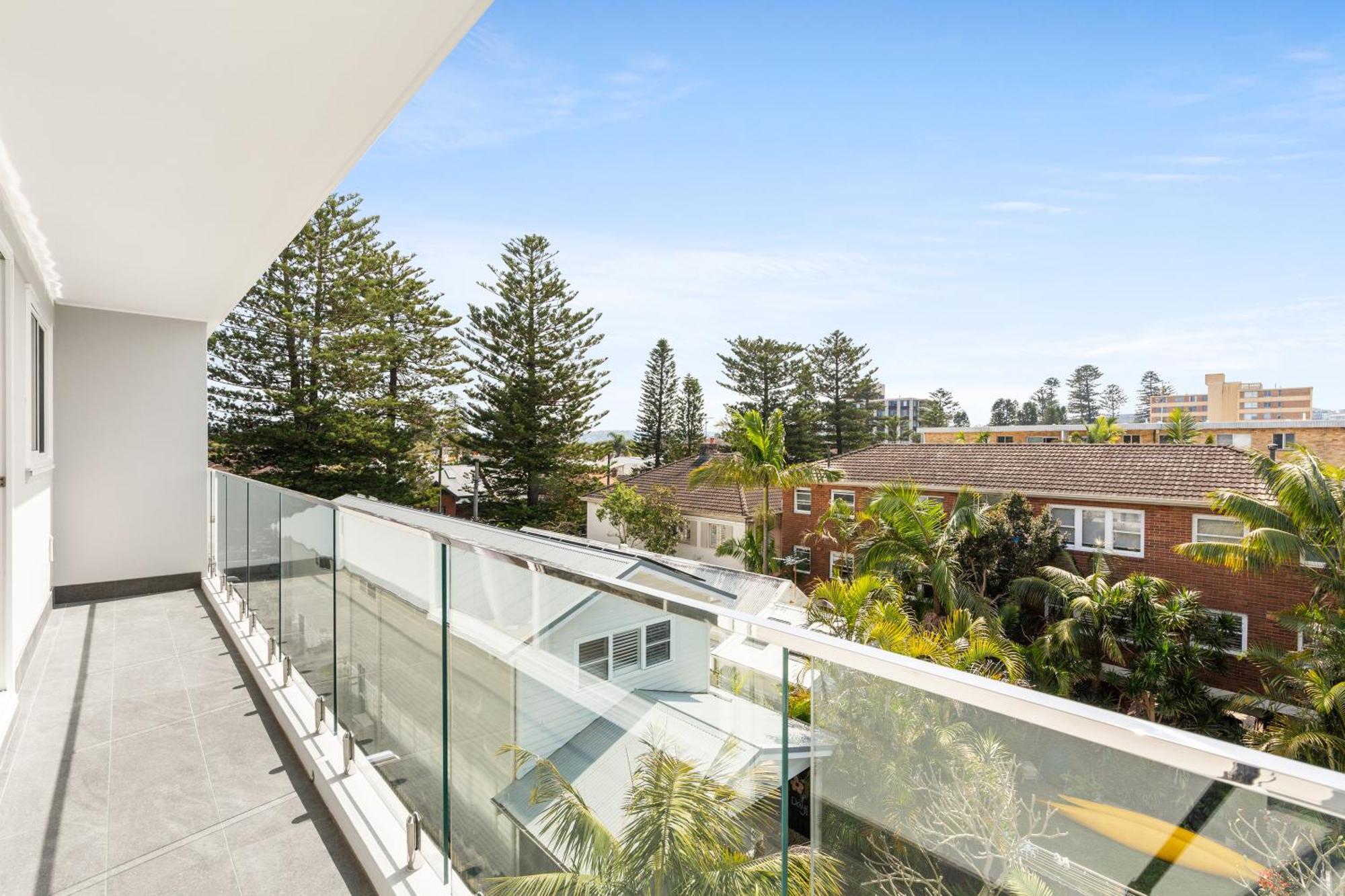 Chic Footsteps From Manly Beach Apartment