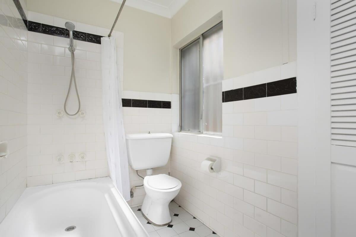 Comfortable Terrace In Location *