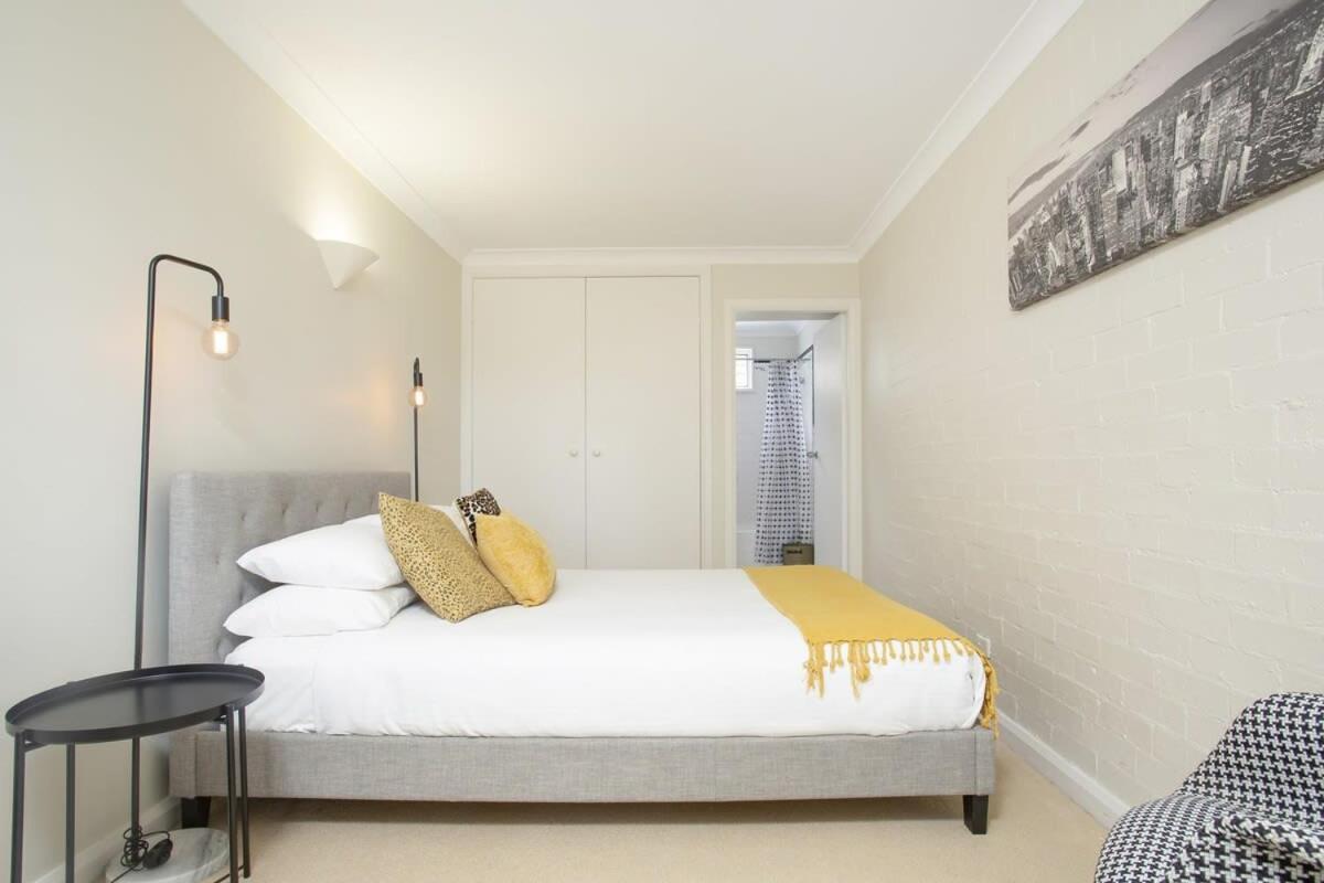 Comfortable Terrace In Location *