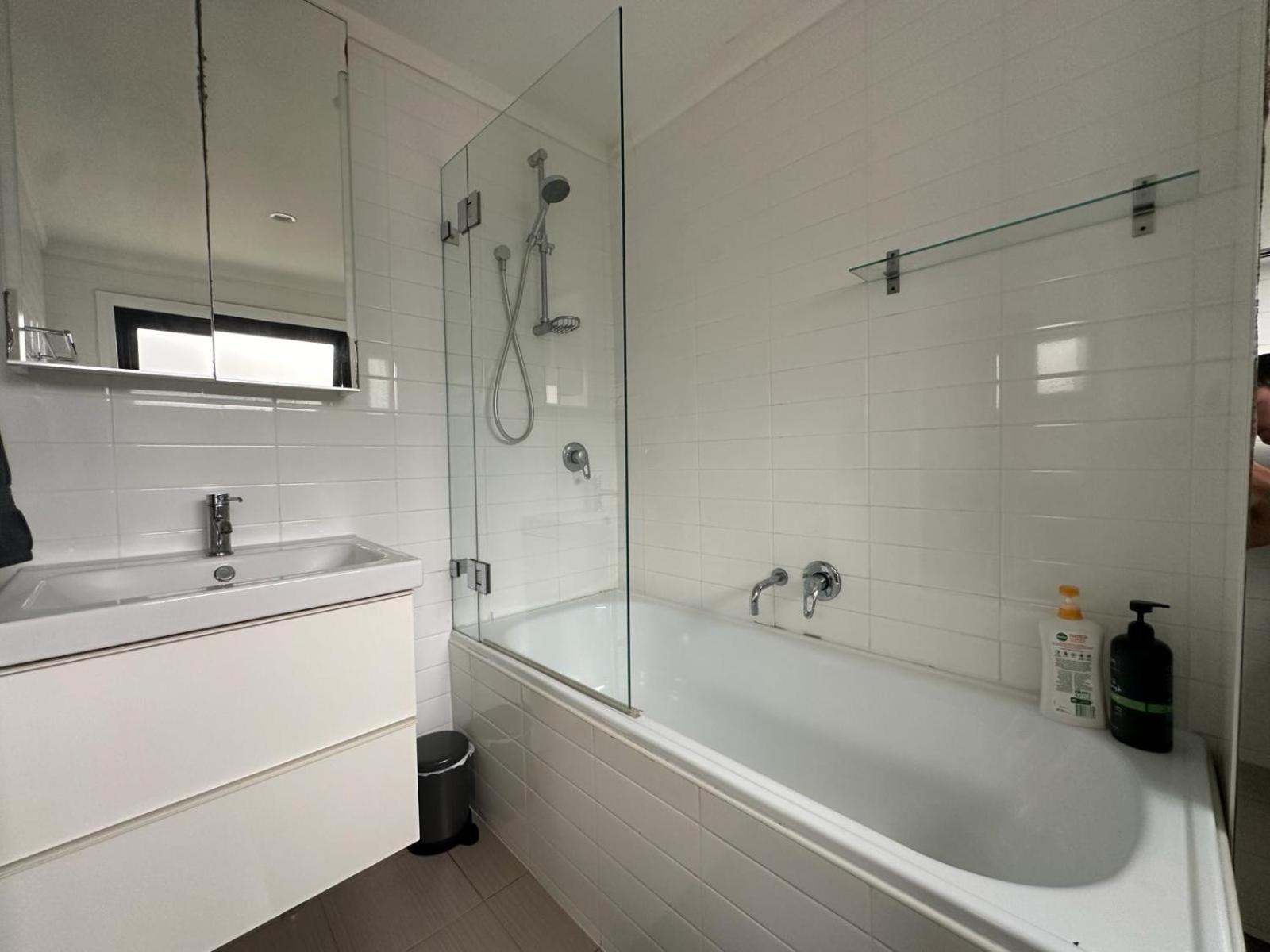 Dynamic 2 Bedroom Close To Buzz Darling St 2 E-bikes Included Sydney