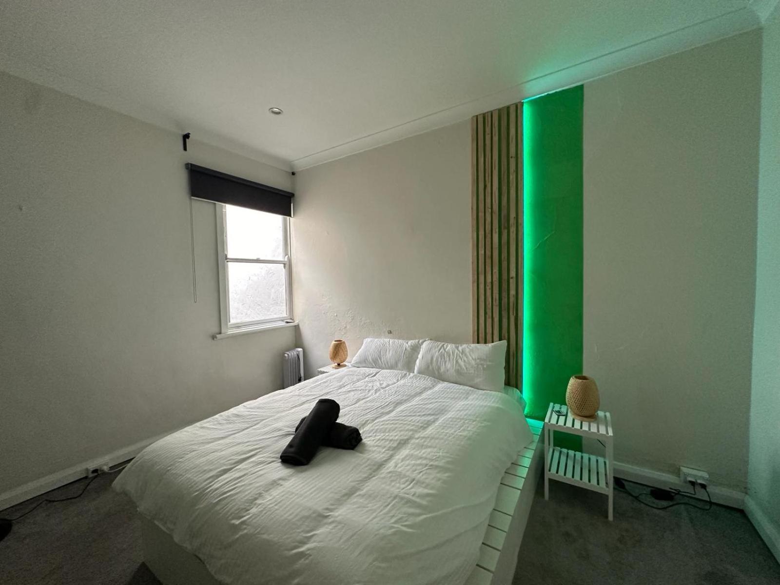 Dynamic 2 Bedroom Close To Buzz Darling St 2 E-bikes Included *
