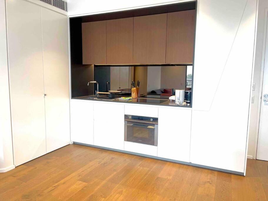 Side Beauty @ Chippendale 1 Bedroom Aircon Apartment Sydney