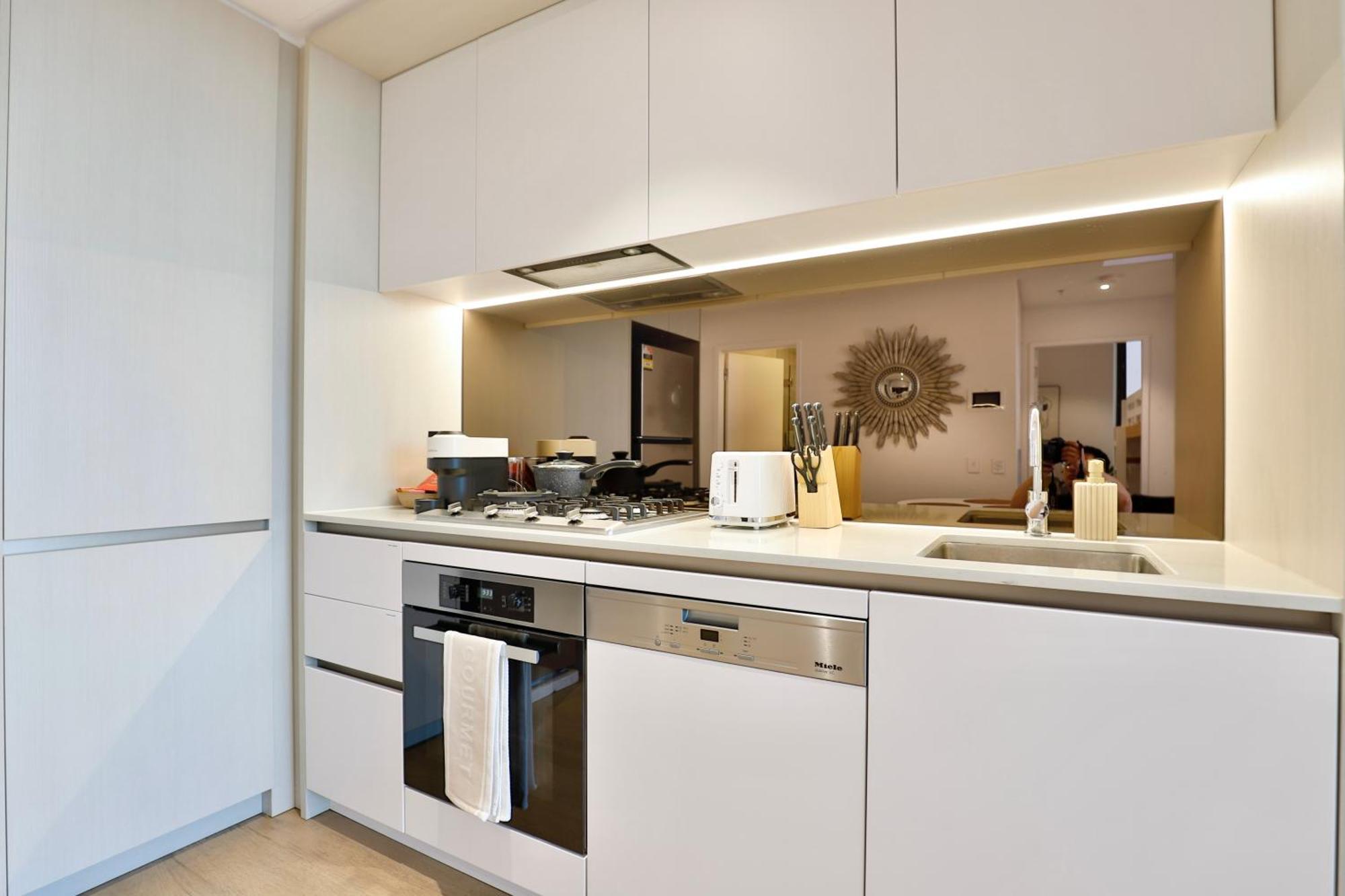Chic Zenith Retreat -vista, Skylight, Parking Apartment