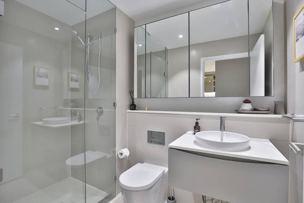 Chic Zenith Retreat -vista, Skylight, Parking *