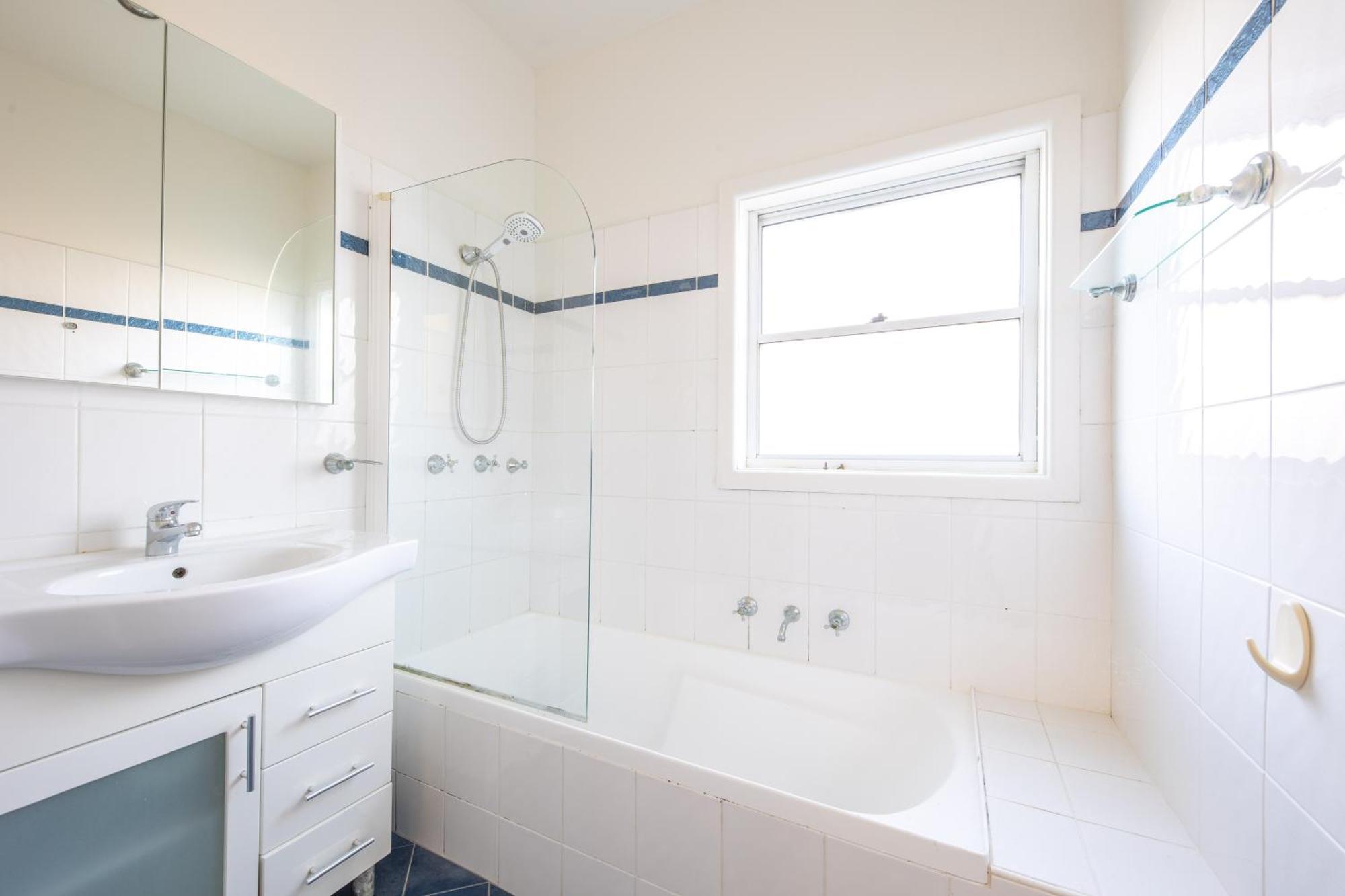 Holiday home 3 Bedroom House With Wi-fi, Netflix, Ac, Timber Floor, Well-fenced *