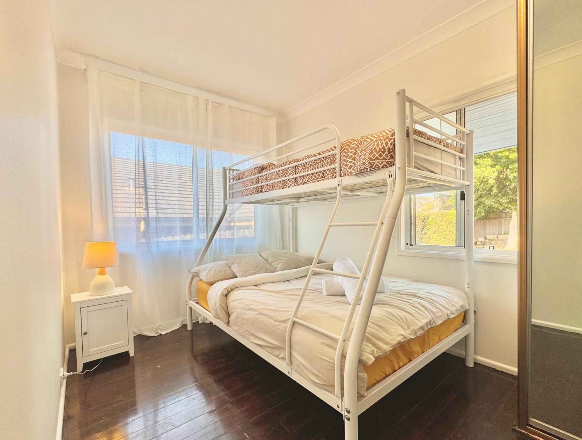 3 Bedroom House With Wi-fi, Netflix, Ac, Timber Floor, Well-fenced Sydney