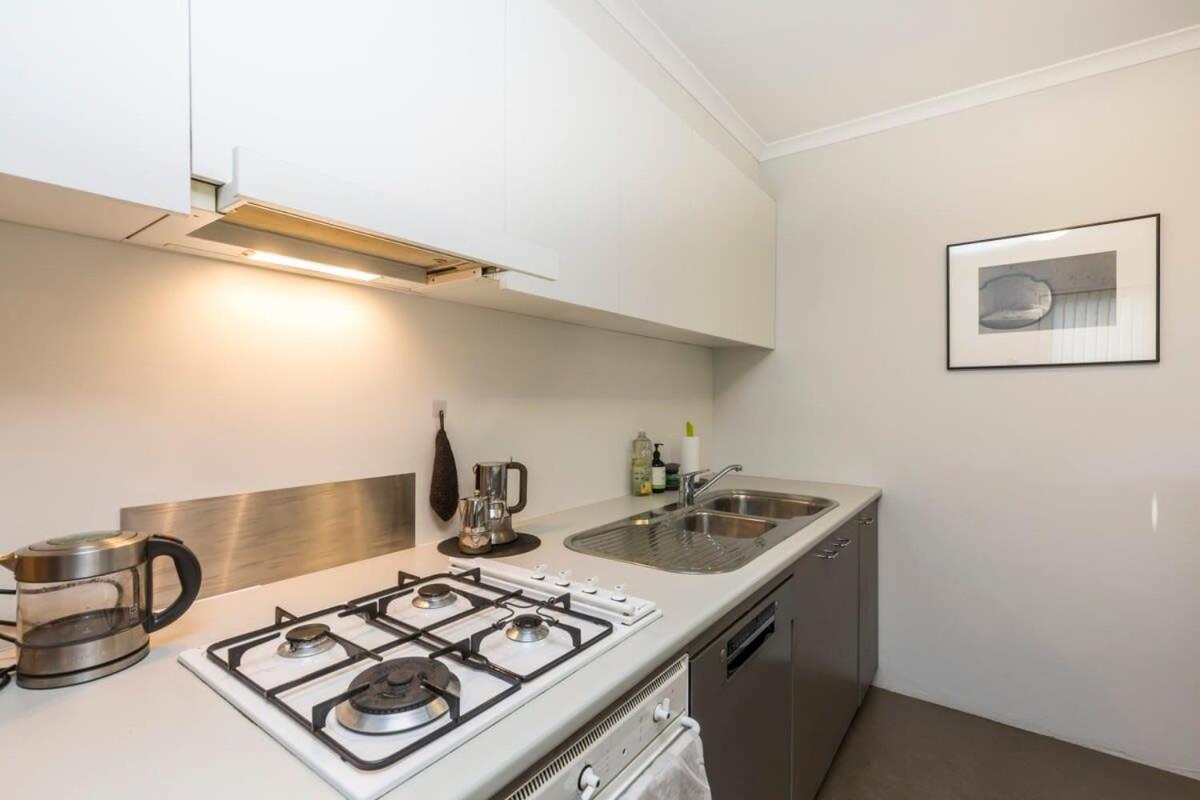 1 Bedroom With Parking Pool And Gym Sydney