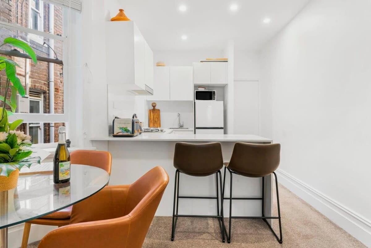 Spacious Boutique In Beautiful Art Deco Block *