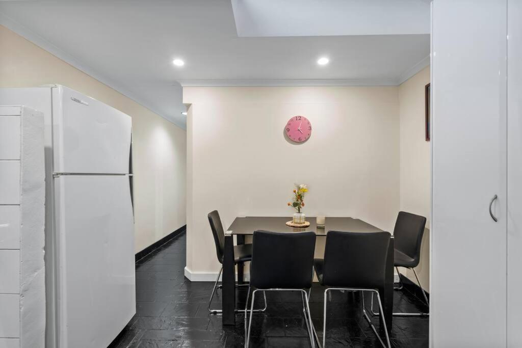 Facilitated 4 Bedroom House & Icc&darling Harbour-8 Mins Walk