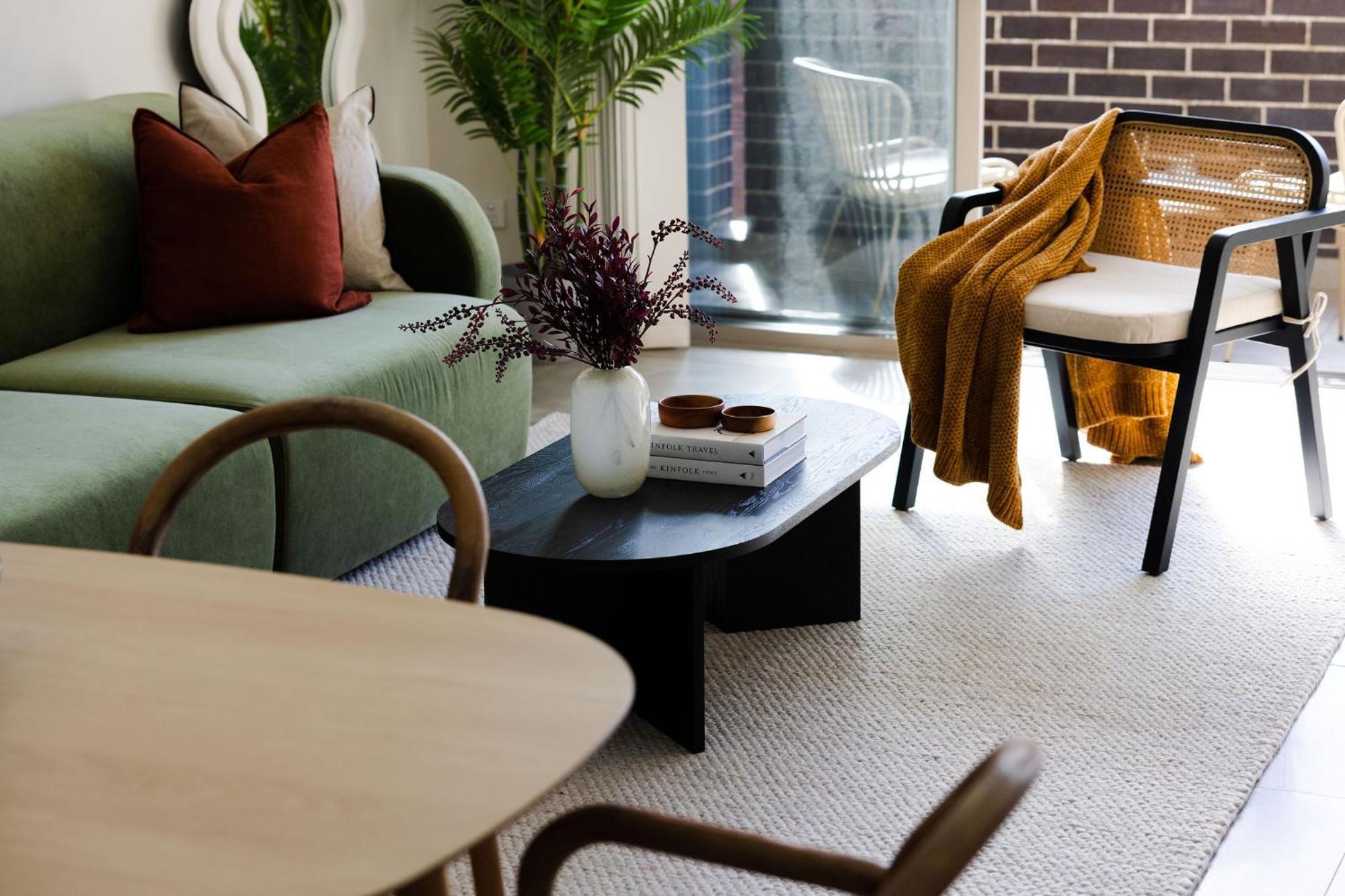 Kahlo Alexandria - Stylish 2 Bdrm Walk To Train Apartment Sydney
