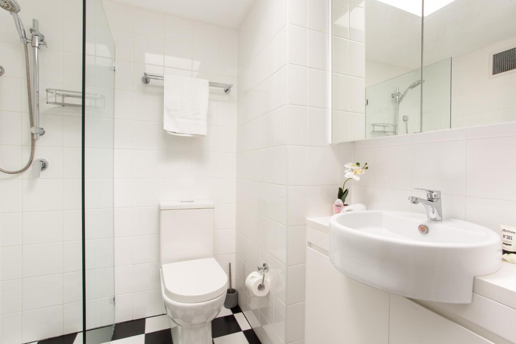 Apartment Stunning With Alfresco Terrace Near Trains