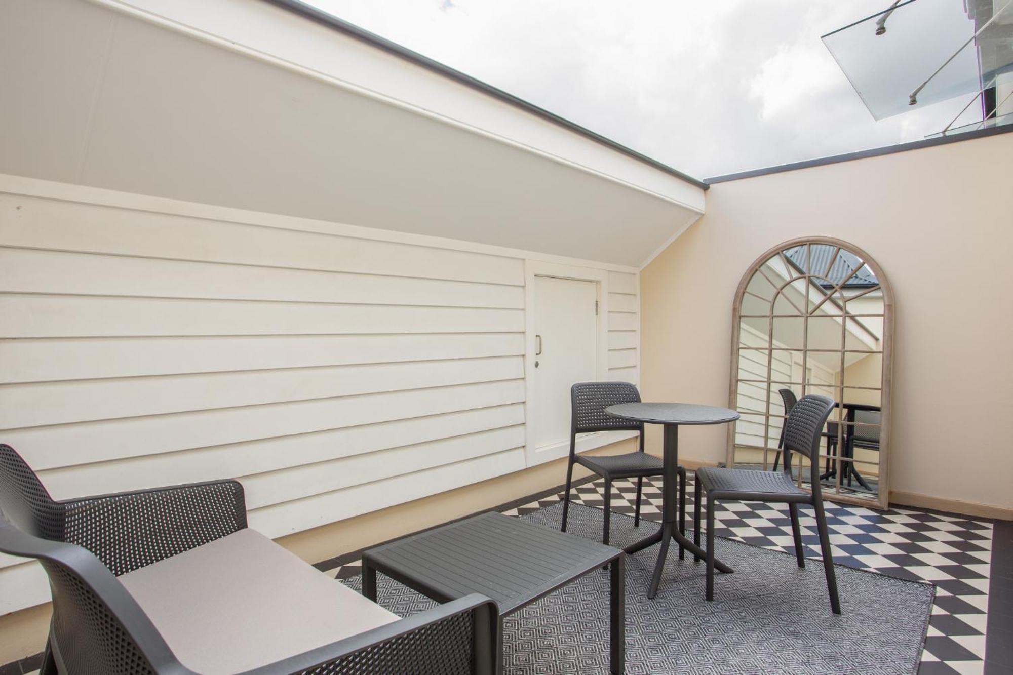Stunning With Alfresco Terrace Near Trains