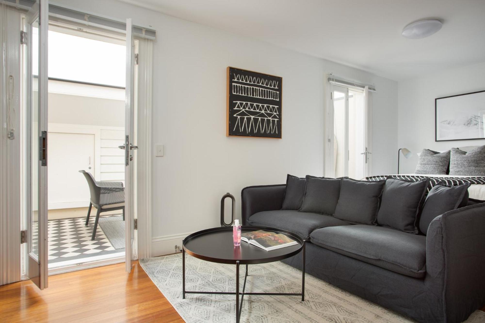 Stunning With Alfresco Terrace Near Trains *