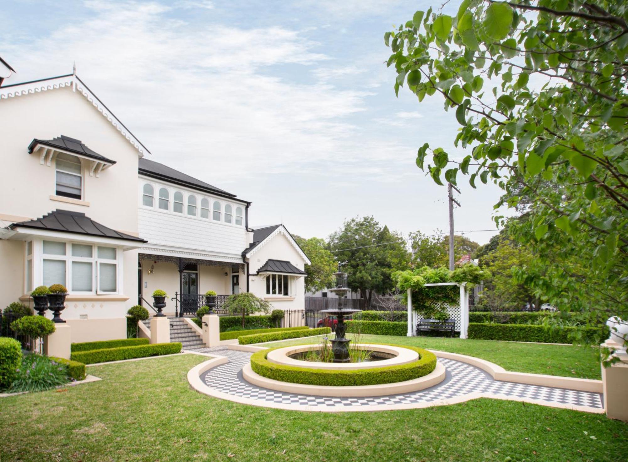 Stunning With Alfresco Terrace Near Trains Apartment