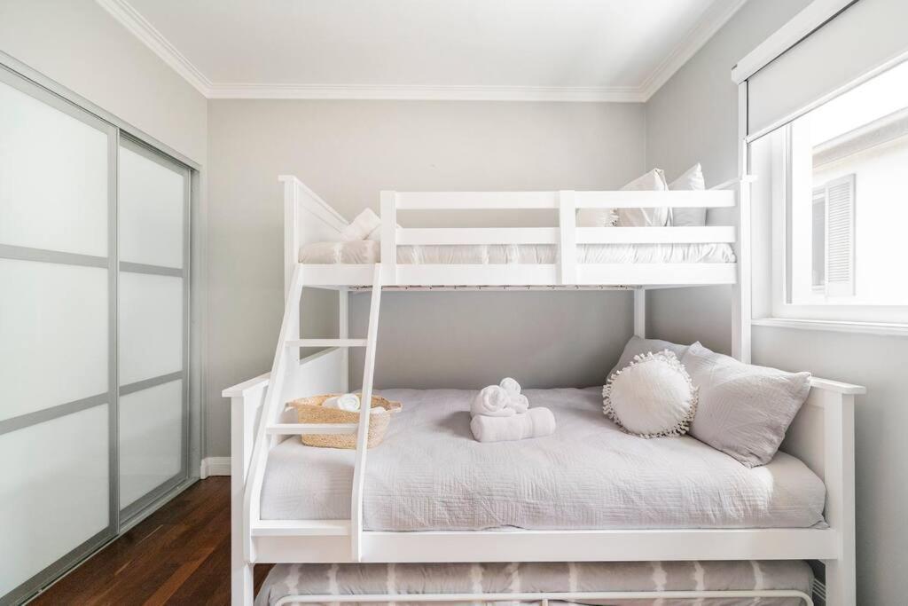 New Furnish, 3 Min Syd Airport, 1 Min Walk