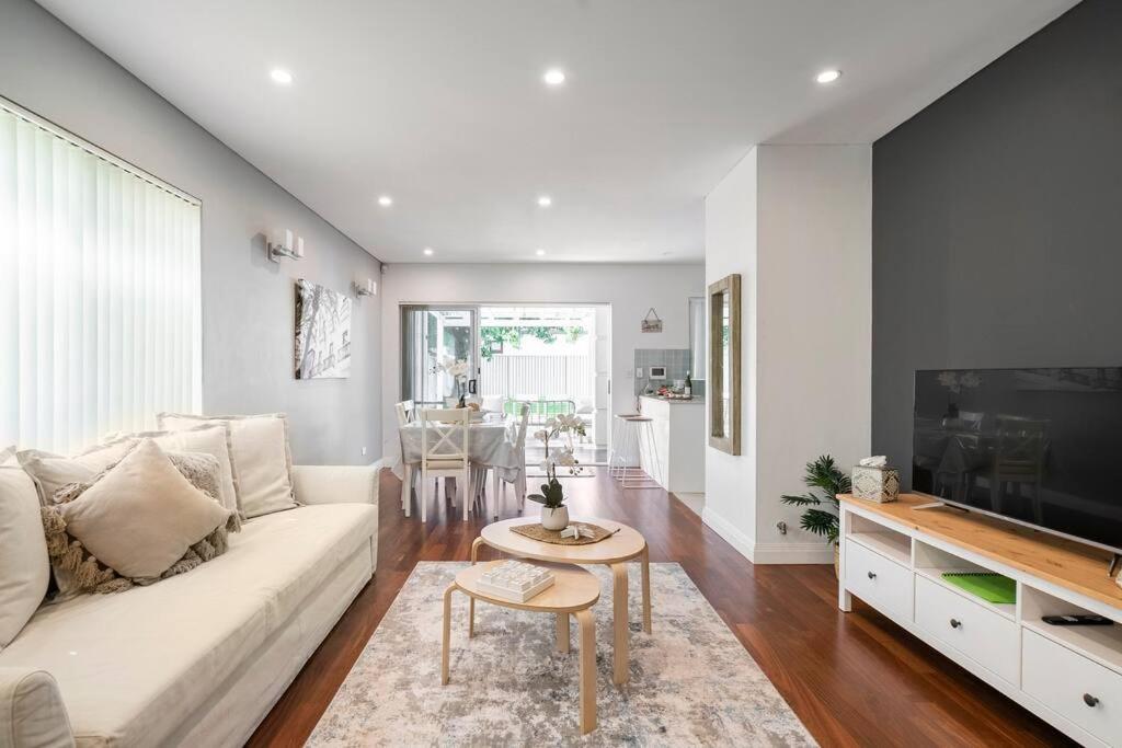 Holiday home New Furnish, 3 Min Syd Airport, 1 Min Walk