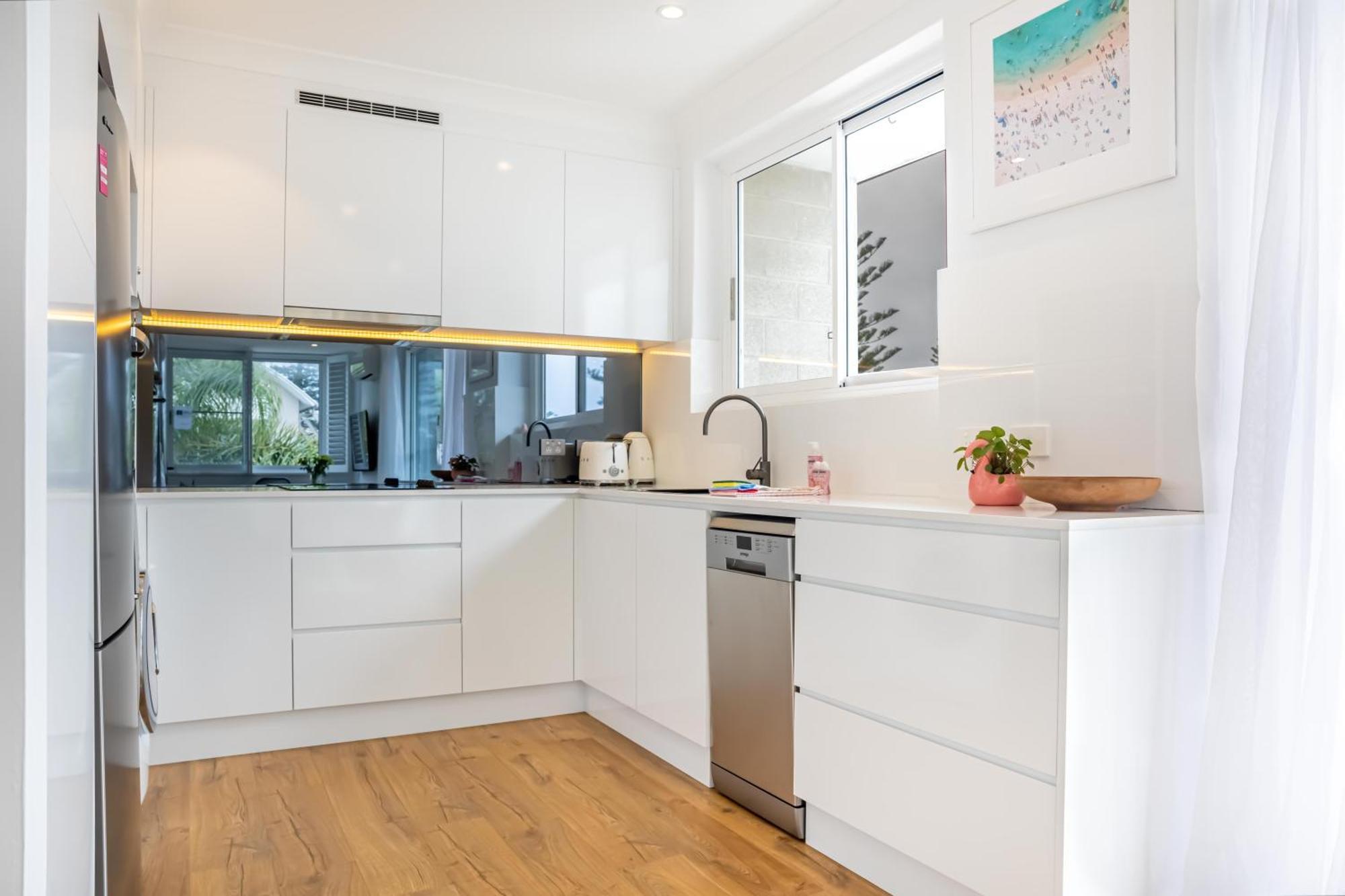 Chic Footsteps From Manly Beach Apartment *
