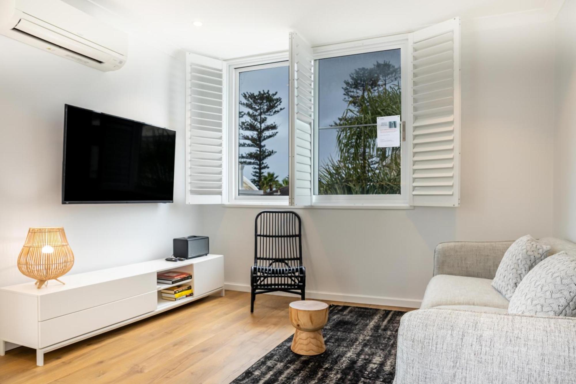 Chic Footsteps From Manly Beach Apartment
