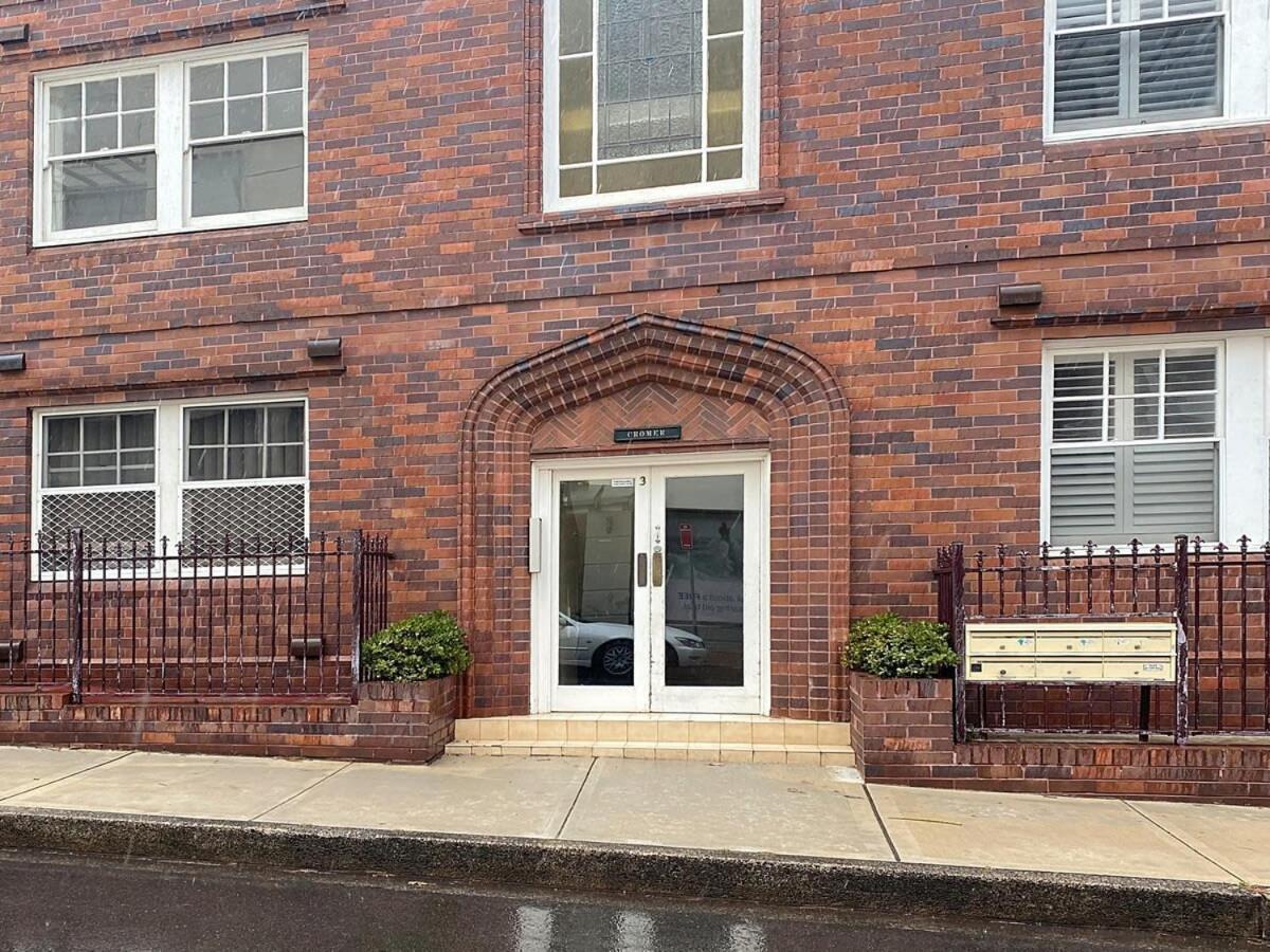 Apartment Sunlit 2-bed Metres From The *