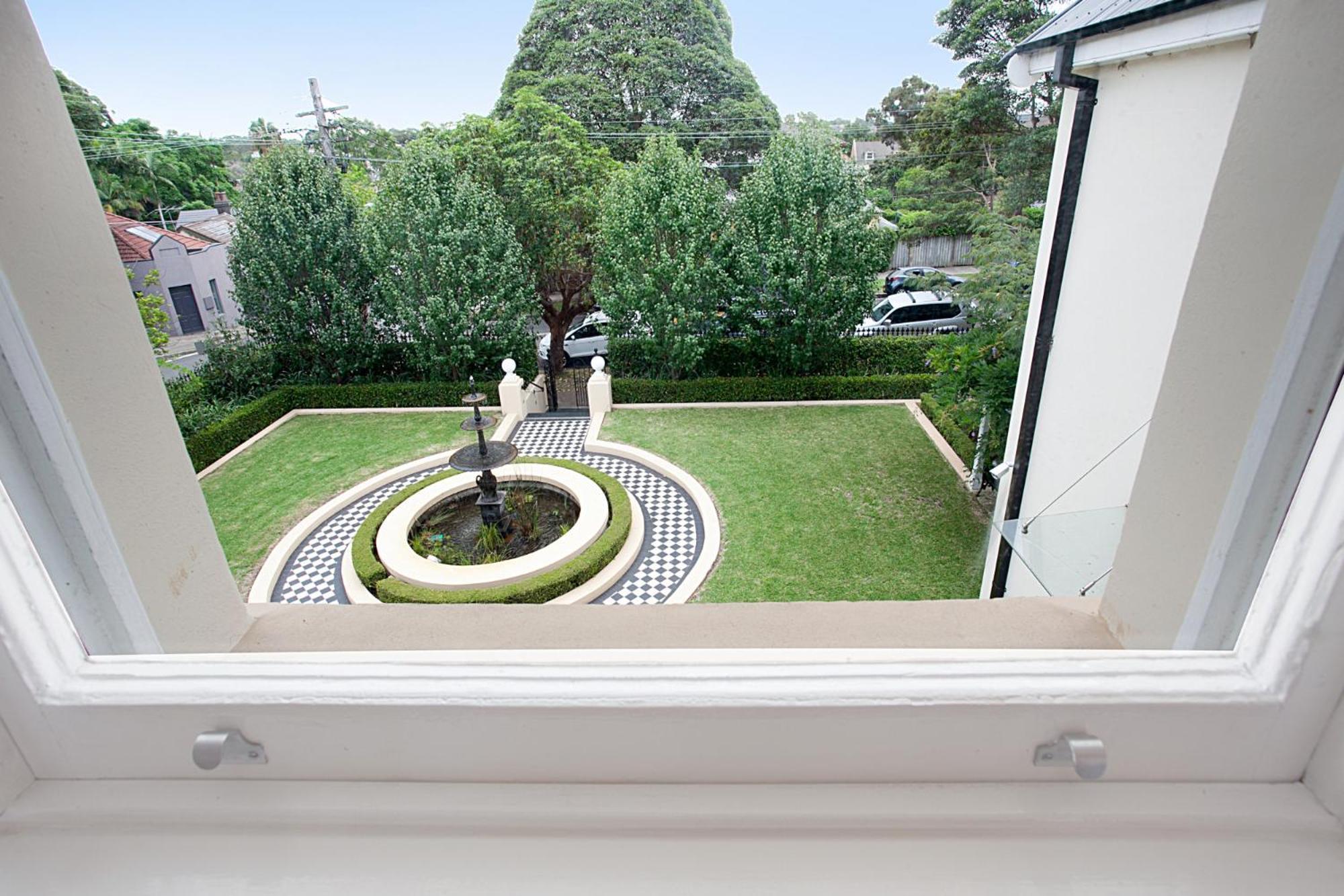 Modern And Cosy Inner West * Sydney