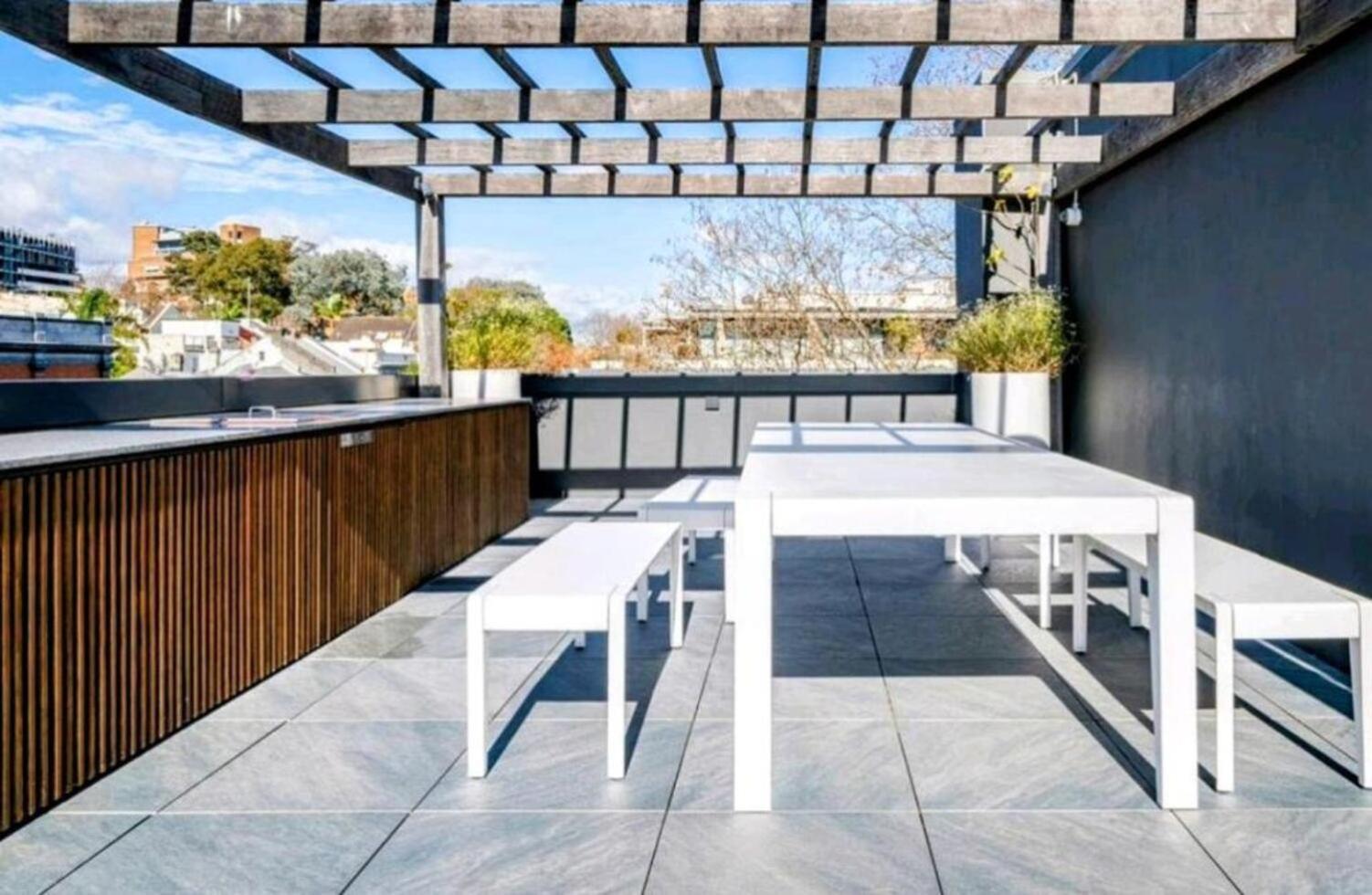 Entire One Bedroom With Rooftop Pool & Private Backyard
