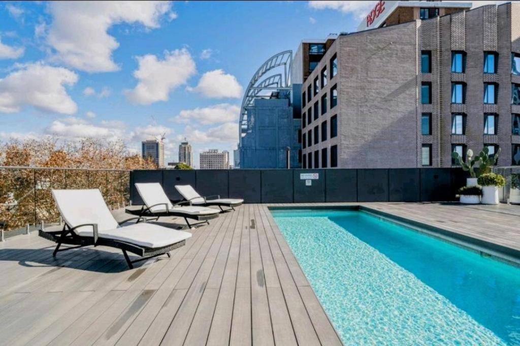 Entire One Bedroom With Rooftop Pool & Private Backyard Apartment