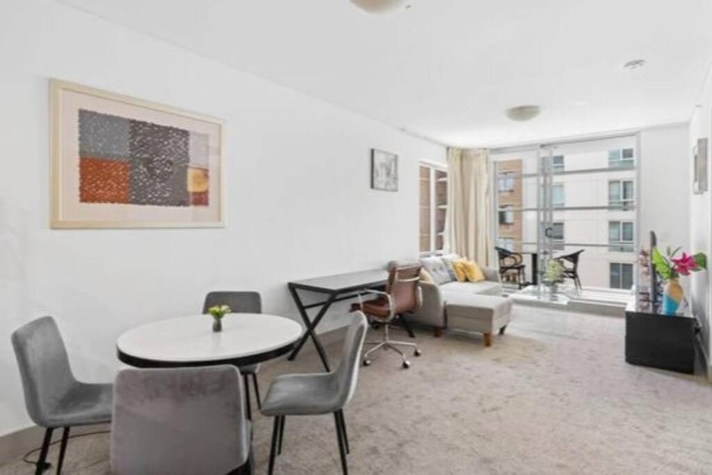 Vibrant 2bd Hideaway - 1 Bd Converted From A Study Apartment *