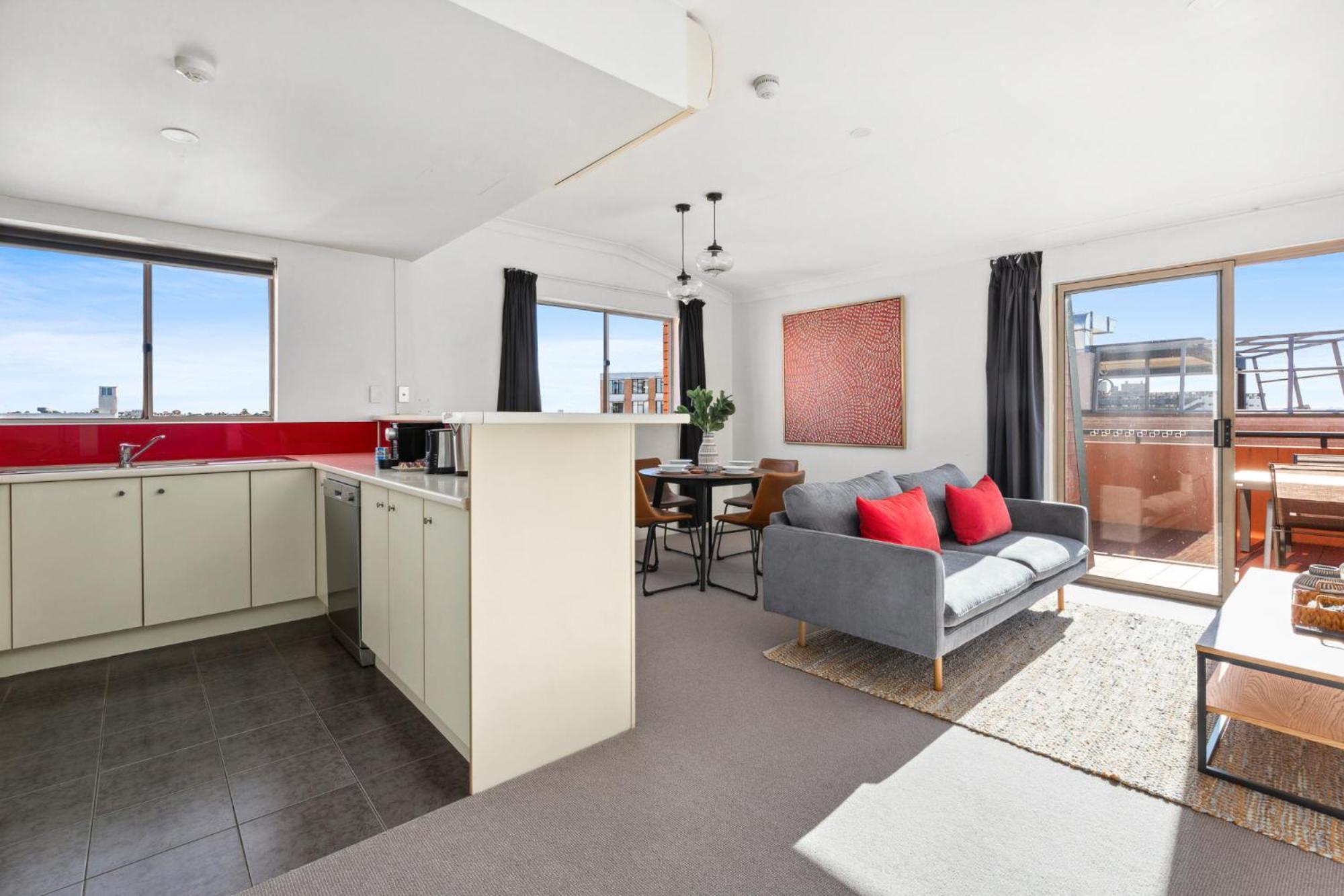 Spacious Inner-west 2-bed With Alfresco Dining *