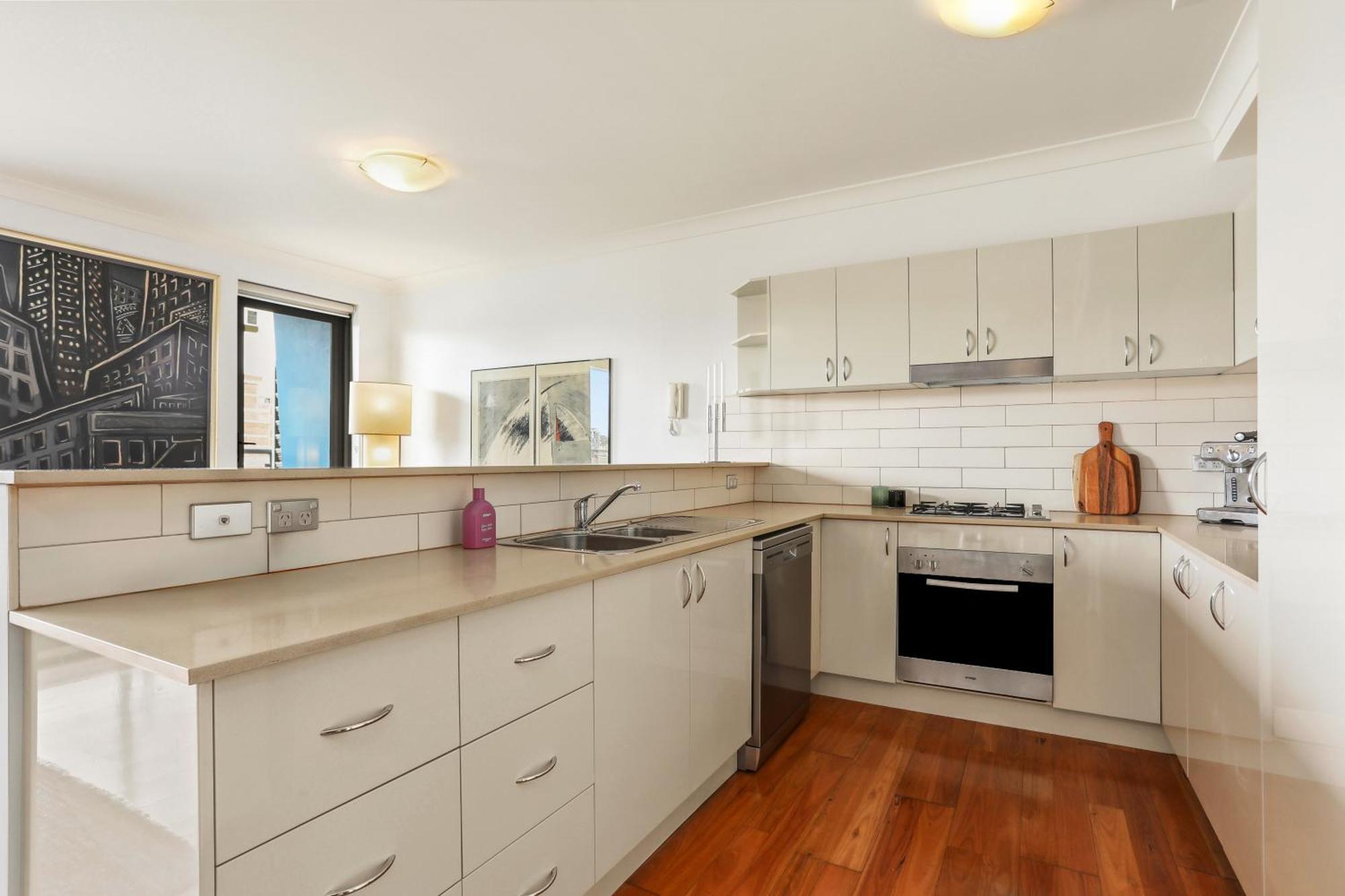 Apartment 2 Bed 2 Bath Parking, Mins To Train And Cbd *