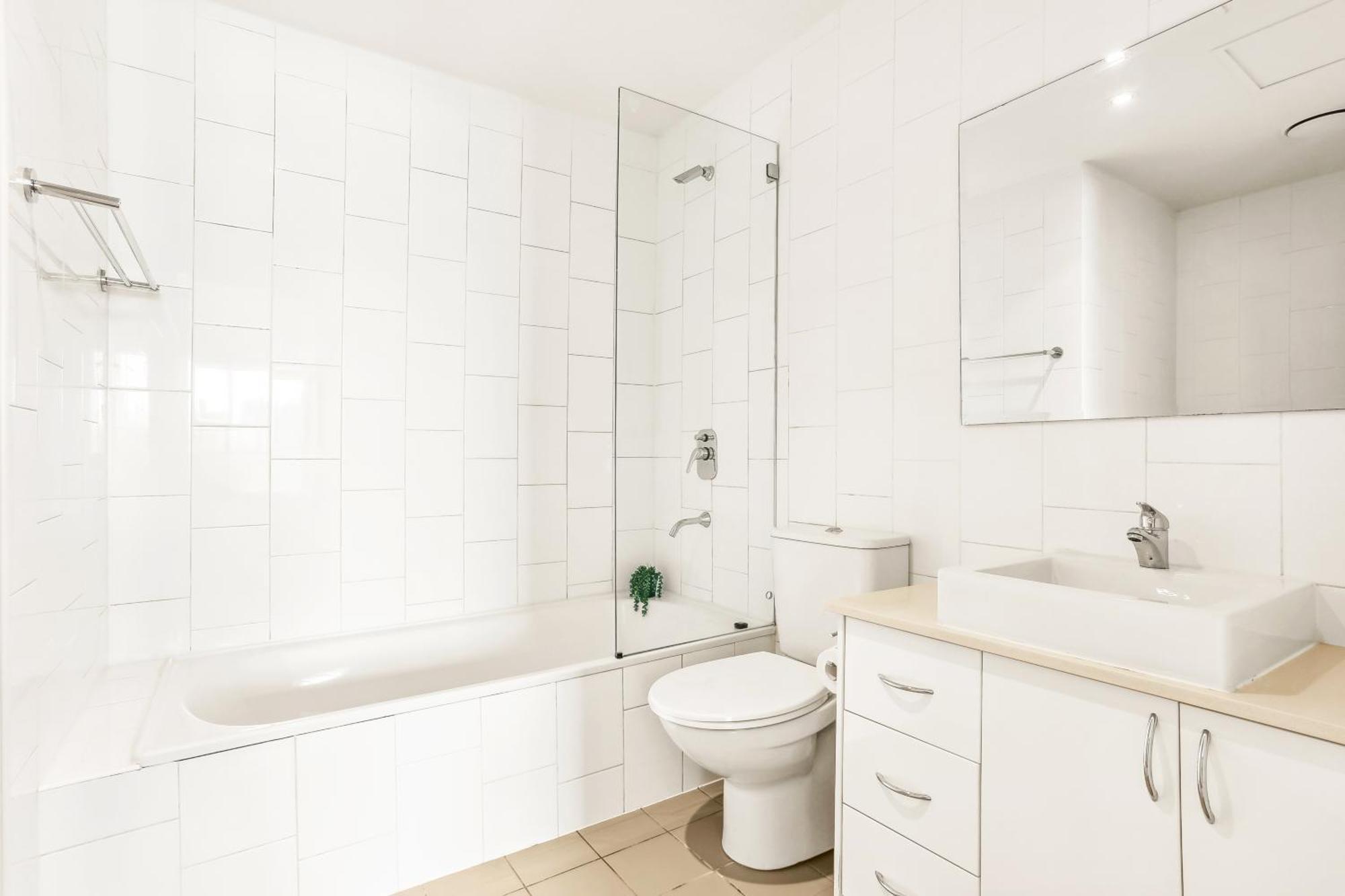 2 Bed 2 Bath Parking, Mins To Train And Cbd