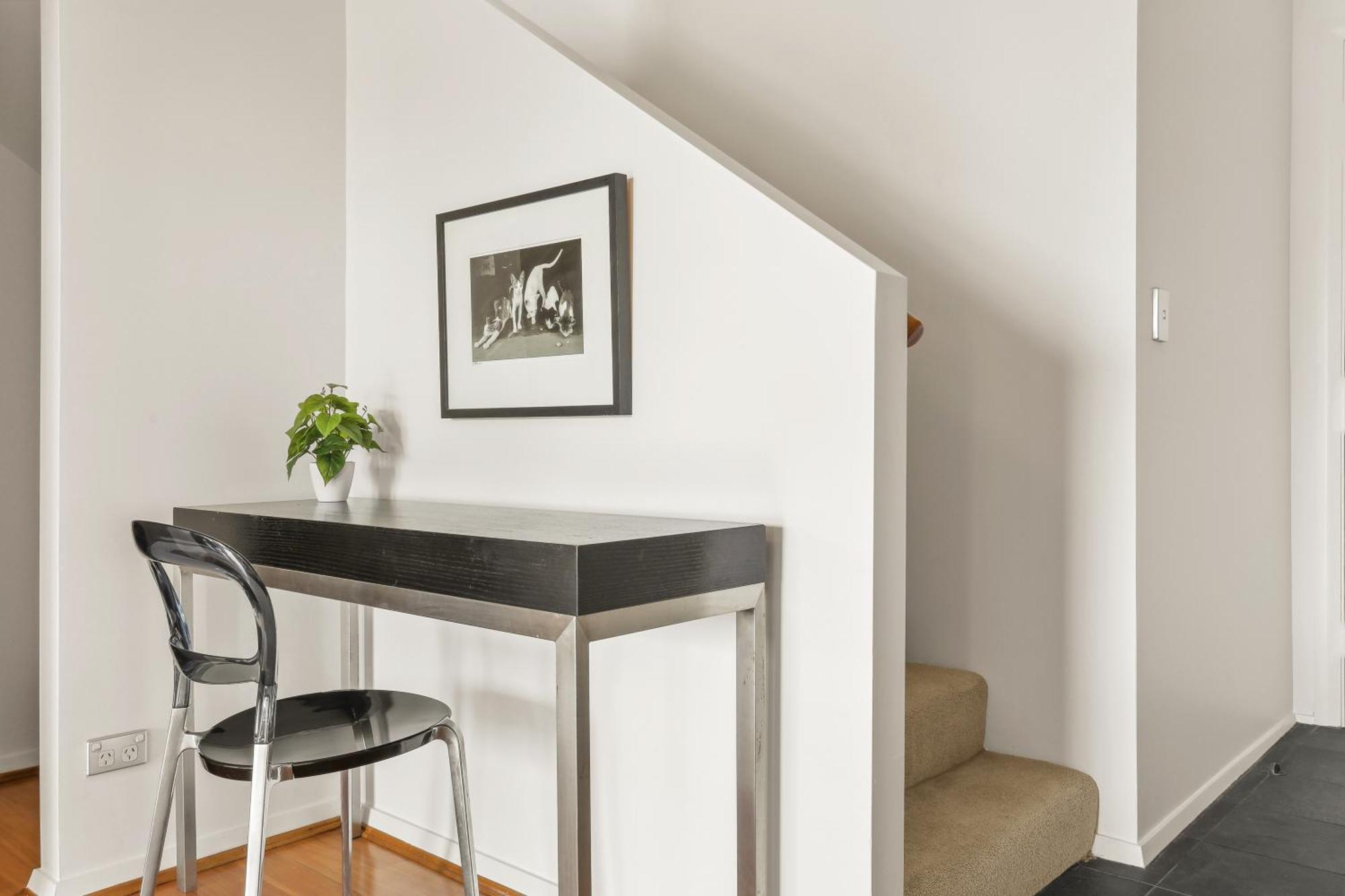 Apartment 2 Bed 2 Bath Parking, Mins To Train And Cbd *