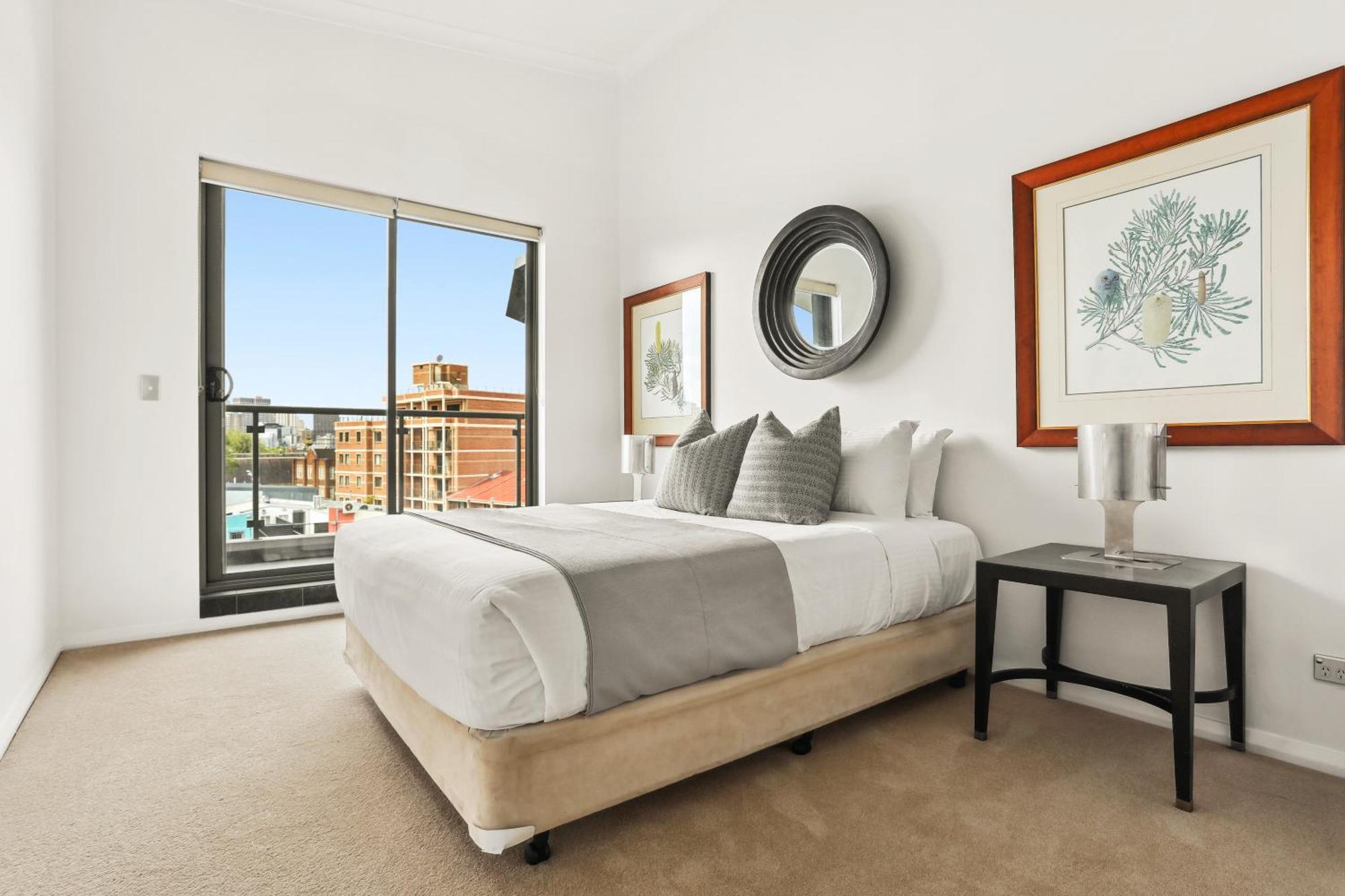 2 Bed 2 Bath Parking, Mins To Train And Cbd Apartment