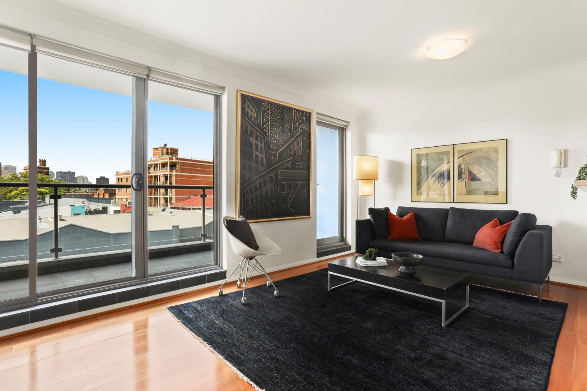2 Bed 2 Bath Parking, Mins To Train And Cbd Apartment Sydney