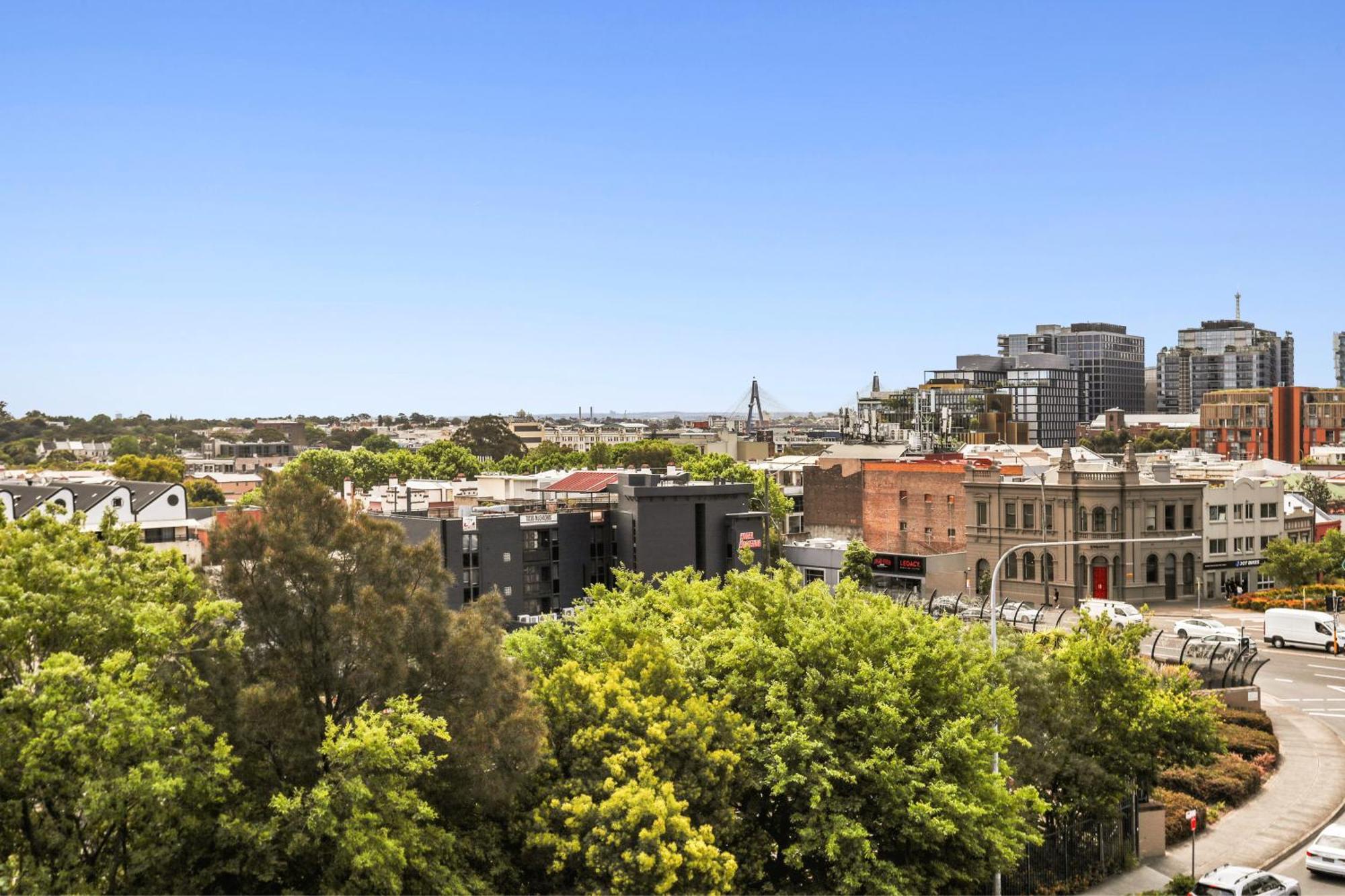 2 Bed 2 Bath Parking, Mins To Train And Cbd *