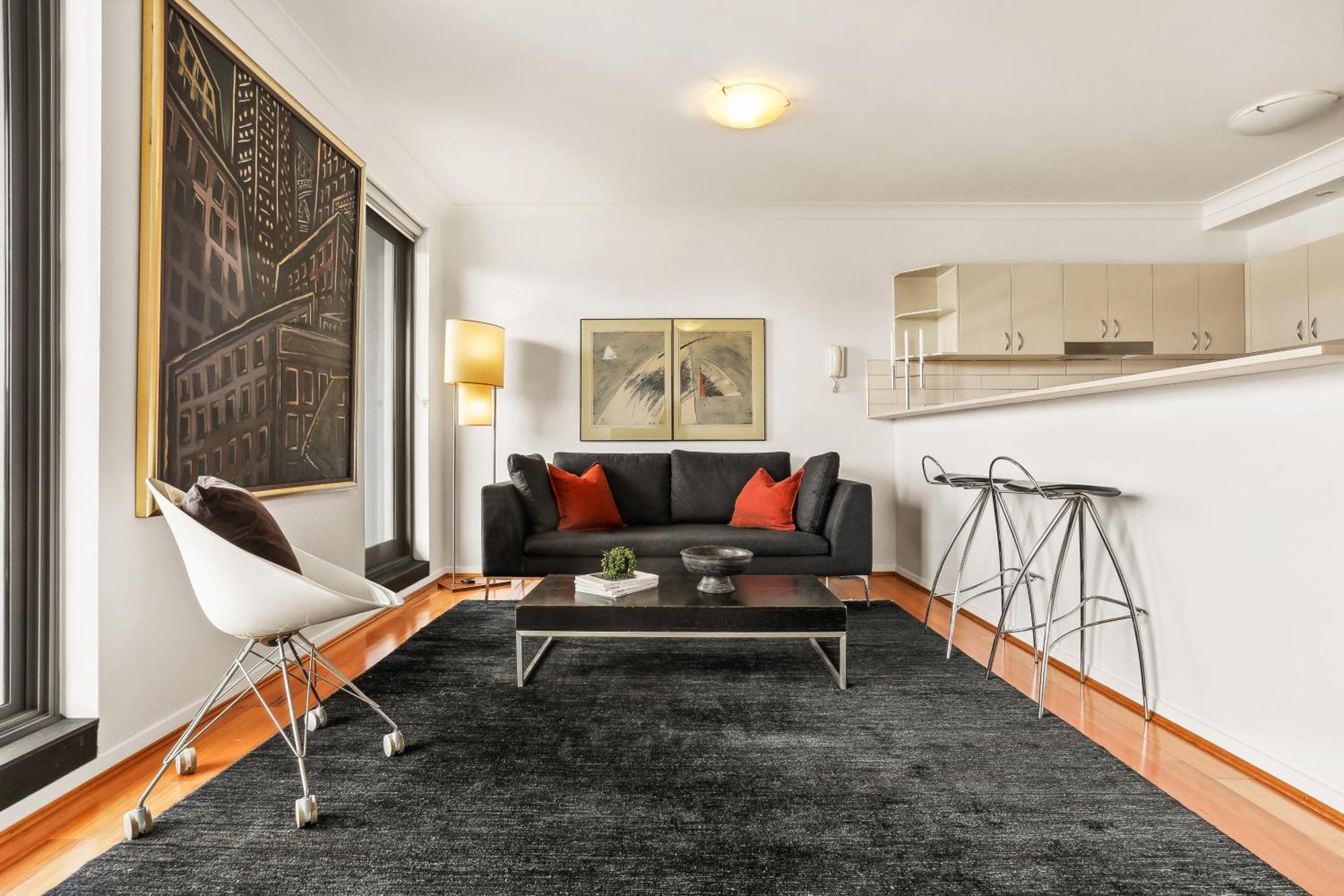 2 Bed 2 Bath Parking, Mins To Train And Cbd *