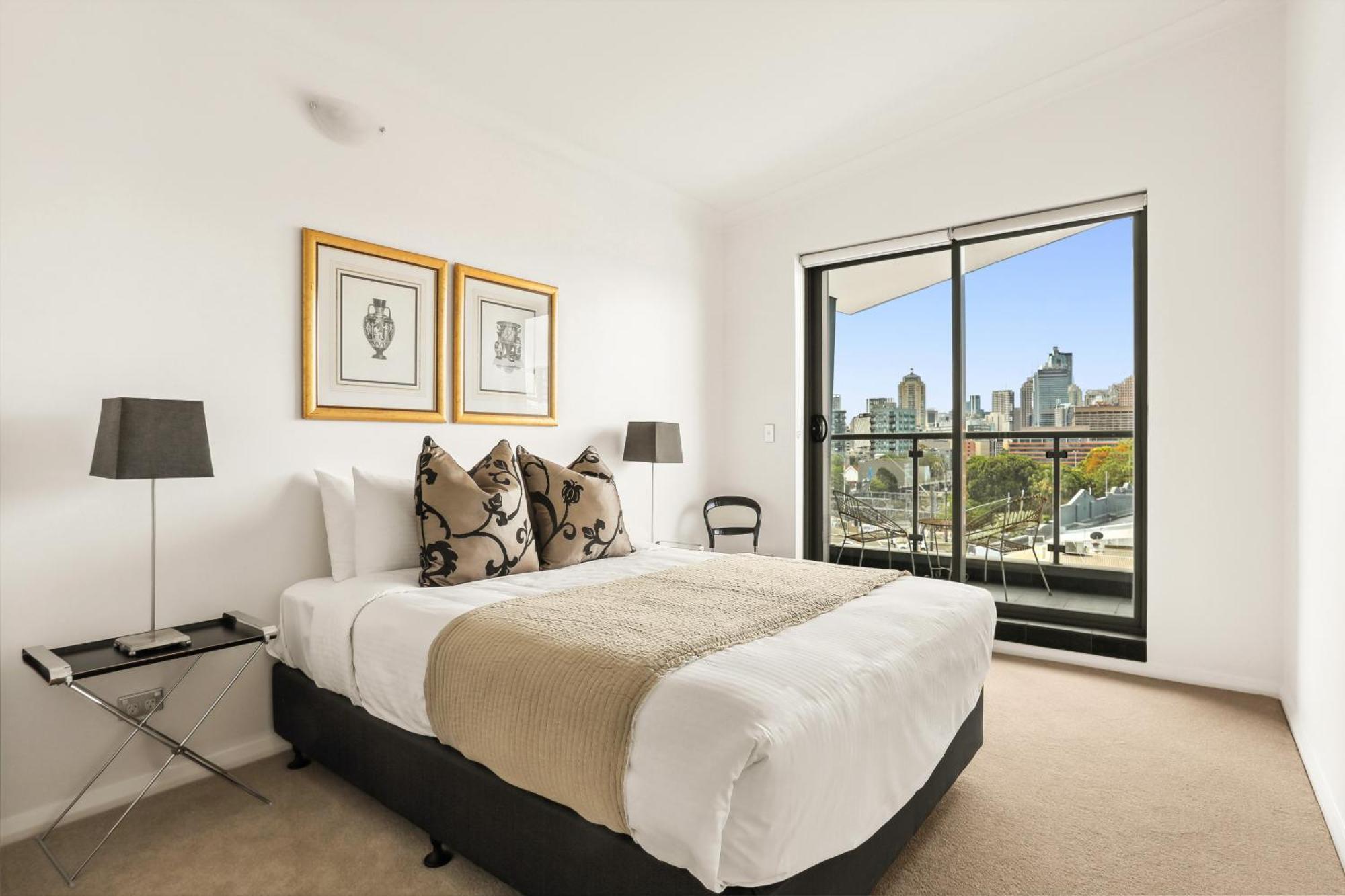 Apartment 2 Bed 2 Bath Parking, Mins To Train And Cbd
