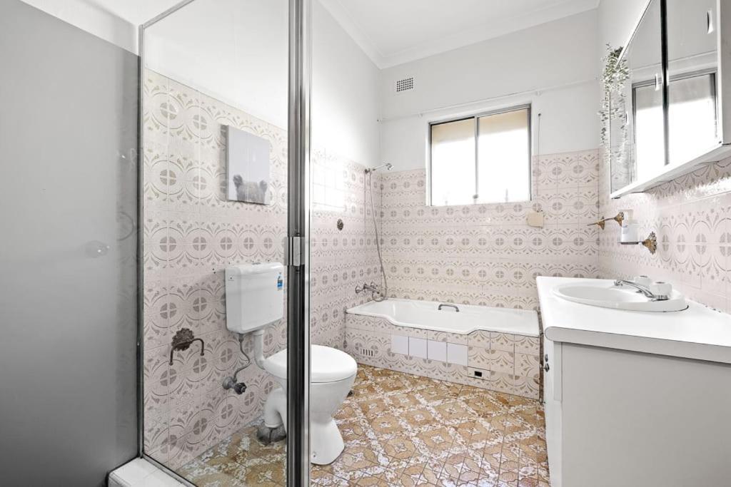Rustic Private Double - Centrally Located - Shared Bathroom Guest house Sydney