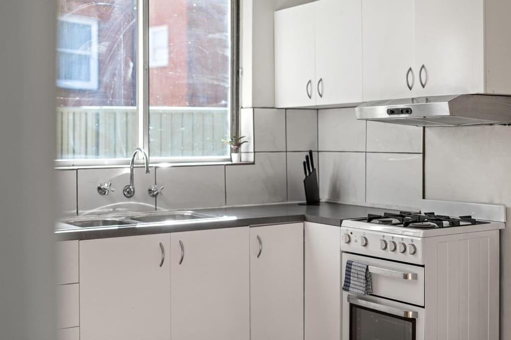 Guest house Rustic Private Double - Centrally Located - Shared Bathroom Sydney